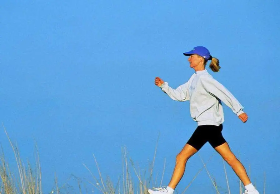 适当地加快散步速度可以强壮骨骼