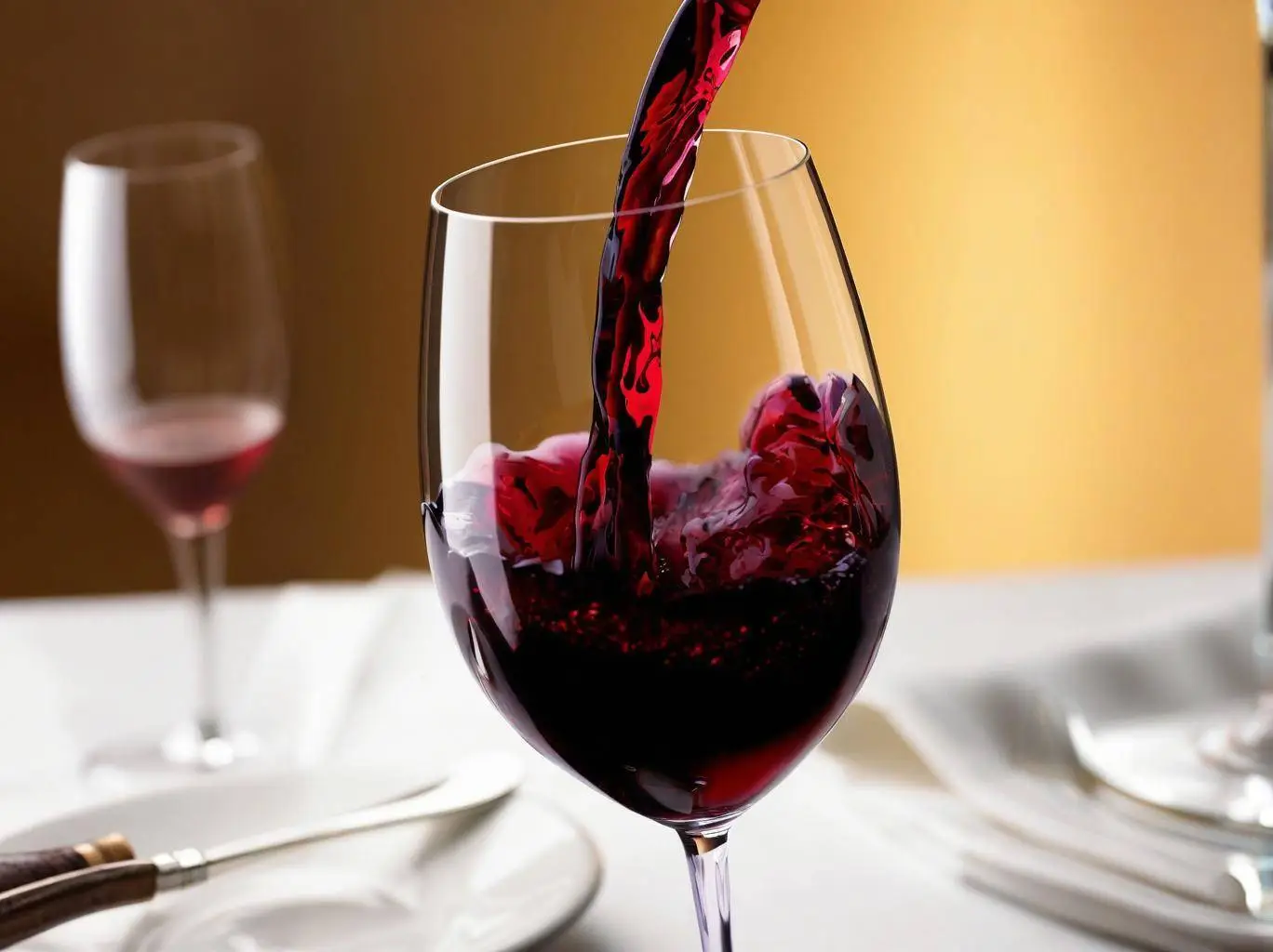 睡前喝红酒真能助眠又养生吗？揭开喝红酒的真相